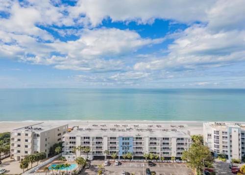 Escape the Winter in Indian Shores! Beachside Condo with Heated Pool & Walkable to Restaurants!