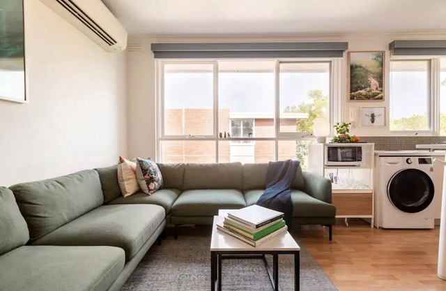 Escape to a Tree Top Retreat in Vibrant Elwood!