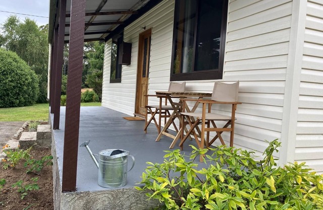 Escape to History & Nature! Peaceful & cosy 1890s cottage near MTB trails & pub.