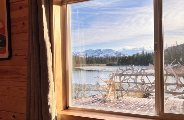 Escape to our Cozy Rustic Log Cabin with Lake View