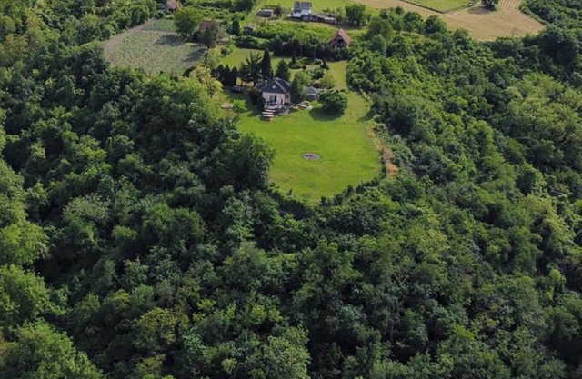 Escape to Tranquility: Stunning Panoramic Views & Outdoor Jacuzzi- Pet friendly.