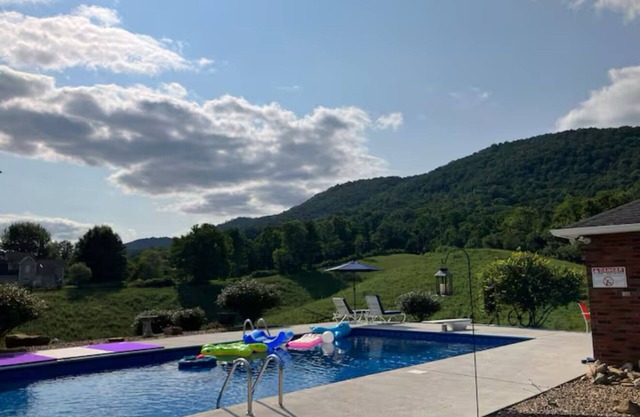 Escape to Tweety’s Place: Luxury Country Lodge w/Pool, Trails & Norris Lake Fun