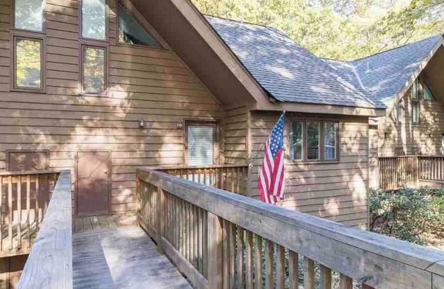 Escape to Wintergreen Resort! Our pet & kid-friendly 2BR/2BA townhome is steps from skiing, dining & the Market. Hike, ski, swim, or sip at nearby wineries & breweries—adventure awaits year-round!