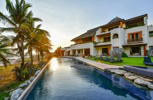 Espectacular Beachfront House near Troncones