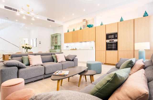 Espectacular casa de 6 dormitorios, 7 banos y 2 terrazas