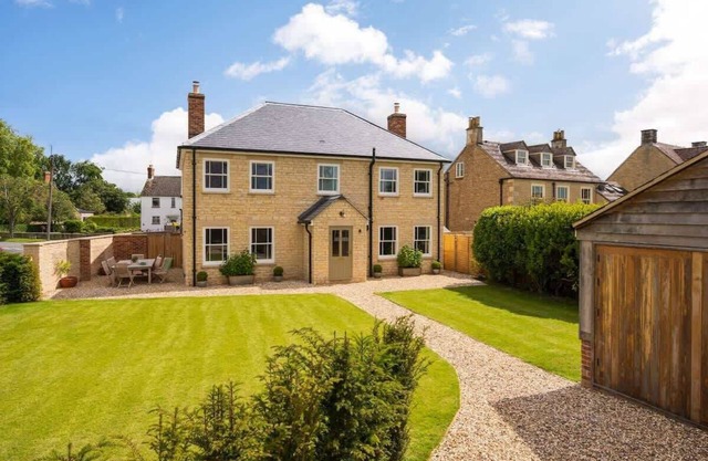 Essitone: Cinema Room, Games Room, Gym & More!