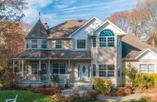 Estate Setting At The Gateway To The Hamptons