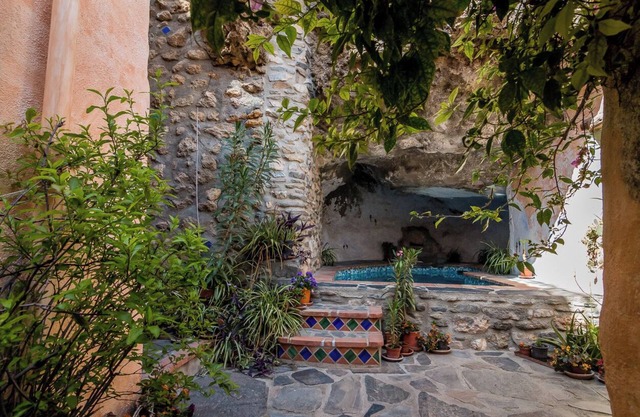 Estrella: 2-bedroom with cave pool! Enjoy mountains, beach and Granada/Malaga