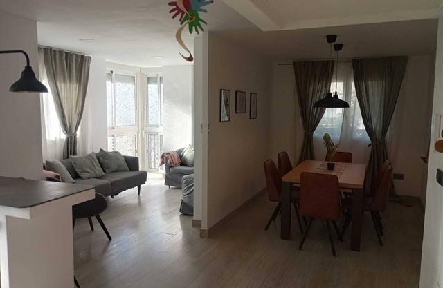 Estupendo Apartamento de 3 Dormitorios Dobles y 2 Cuartos de Baño Completos