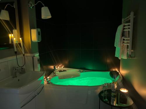 EUROPA22 Apartament z JACUZZI w samym sercu miasta - balkon z widokiem na park i fontanny - Szybkie i Łatwe Zameldowanie