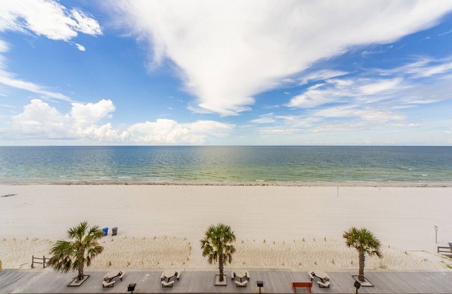 Everything's "Just Beachy" - 2/2 directly on the beach!