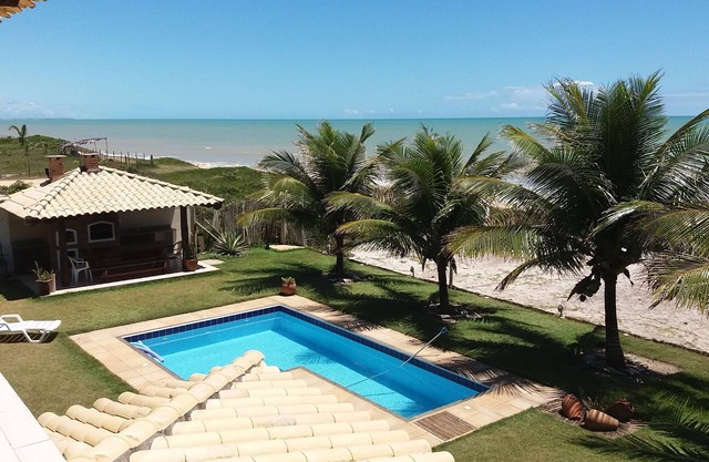 Excellent 6-bedroom house with pool facing the beach!