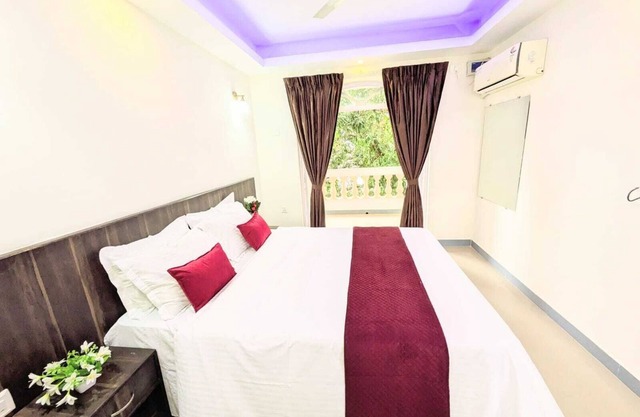 Exceptional and Guest favourite rating - 350 Mtrs from Beach with Pool & Gym