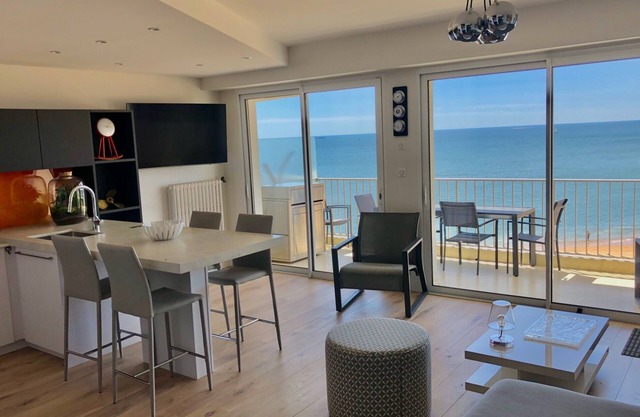 Exceptional view of the ocean, the beach at your feet!