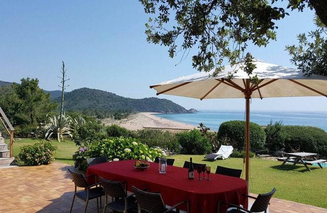 Exclusive granite villa DIRECTLY on the beach, sea and mountain panorama, pool