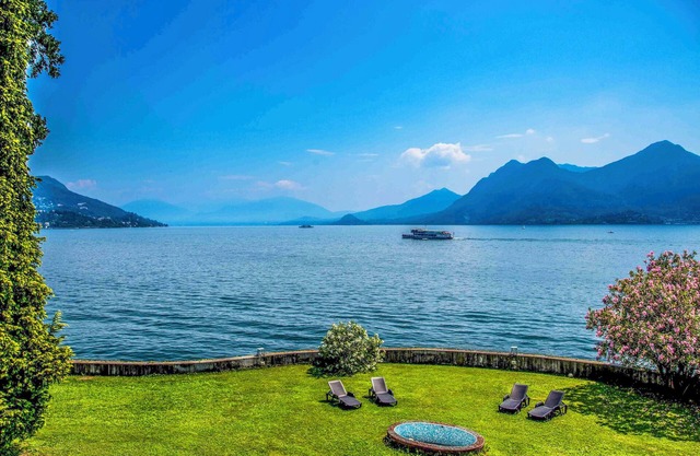 Exclusive 3 bedroom apartment in a neat villa with private lake access
