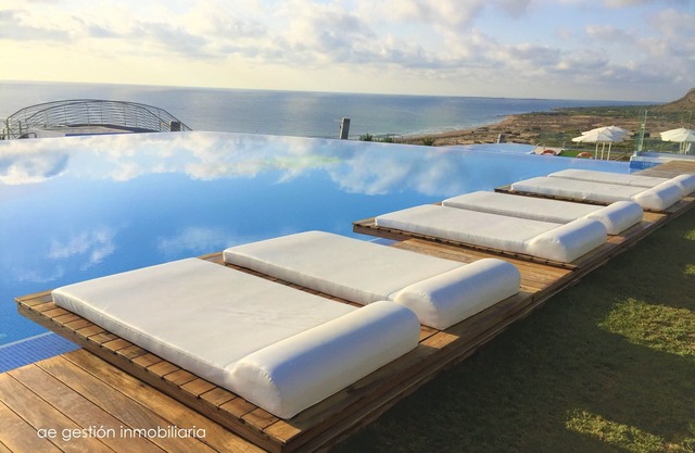 Exclusive apartment with frontal sea views (3 bedrooms/2 bathrooms)