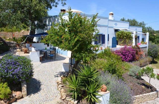 Exclusive apartment in a quiet location with private garden, sea view and boules