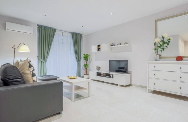 EXCLUSIVE APT 2 BED-2 BATHROOMS-BRIGHT. HIGH QUALITIES. WIFI-A/C