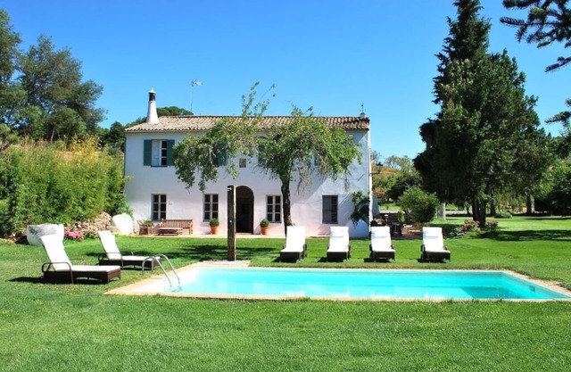 Exclusive house. Large garden & pool. Quiet. Walking distance from nice village