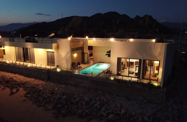 Exclusive Oceanfront Bungalow with infinity swimming pool