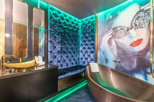 Exclusive Urban Apartment Entire Floor Hot Tub