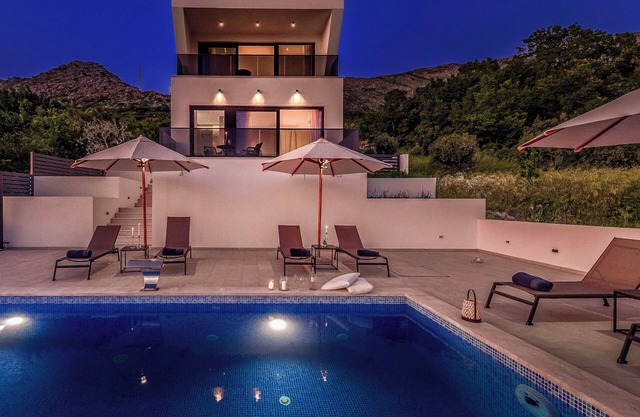 Exclusive Villa Belenum with breakfast, gym, sauna, sea views