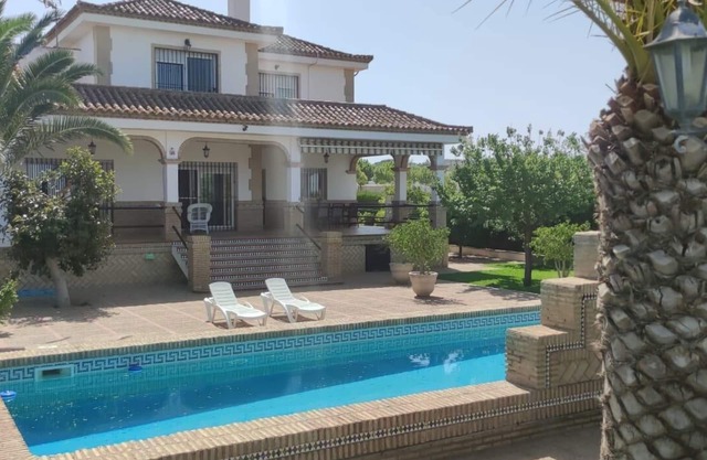 Exclusive villa ideal for families and groups with private pool and subway parking.