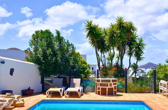 Exclusive Villa in Yaiza-6 King Bdr-Game Room-Heated Pool-Beaches-Wineries