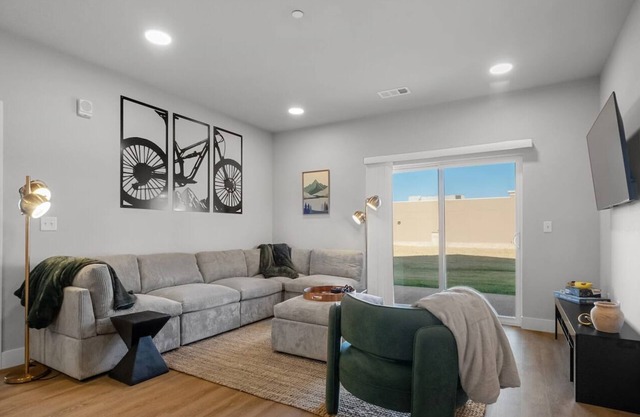 Executive 2BR/2BA Stay – Ideal for Professionals & Families- Work-Ready, Central, Parking Included