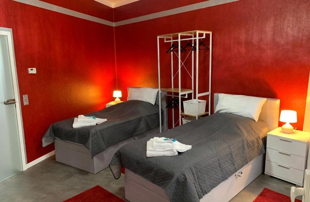 Exklusive Stadtwohnung am Elbradweg: Best-Preis-FEWO Rathausblick 1 für max. 3 Pers. inkl. WLAN, Prime Video & Self Check-In