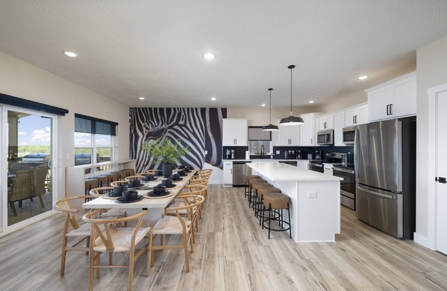 Exotic Mountaintop Oasis: Lakeview, Pool, Lazy River, Hot Tub, Pool table!