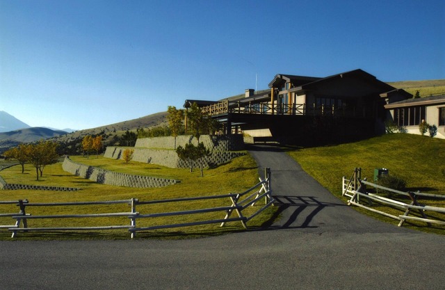 Expansive 6-Bedroom Lodge with gorgeous mountain views. Perfect for large groups