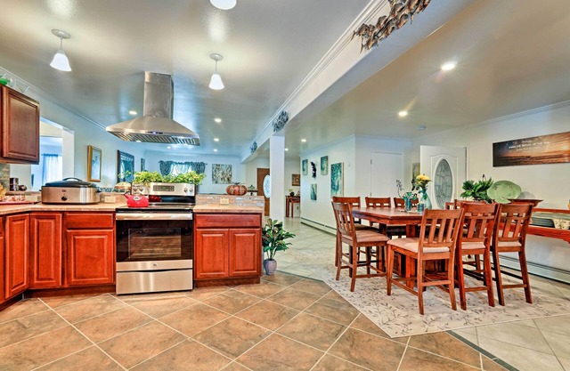 Expansive Getaway ~ 2 Miles to Mendenhall Glacier!