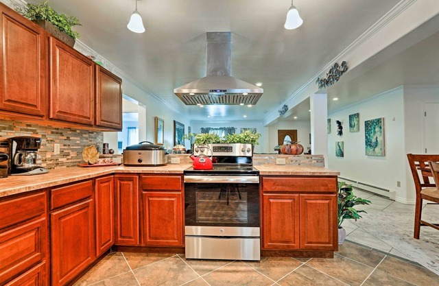 Expansive Getaway ~ 2 Miles to Mendenhall Glacier!