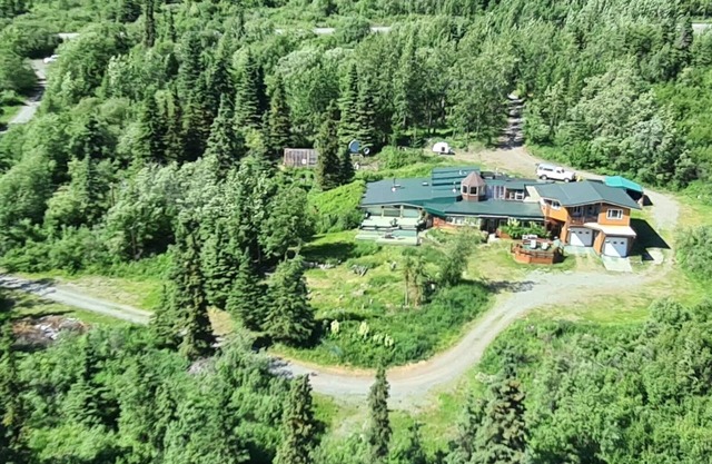 Experience Glacier View charm - cozy 1-bedroom apartment