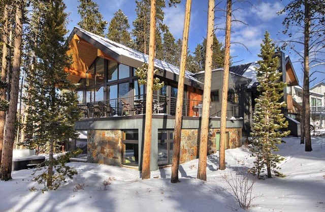 Experience luxury in this 4-bedroom Cloud Cabin in Breckenridge, perfect for 10 guests!