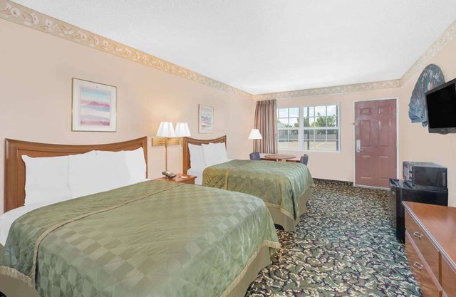 Experience Texas Hospitality in Pecos! 2 Comfortable Units! Airport Shuttle!