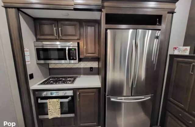 Experience the Ultimate Alaskan Adventure: Cozy Retreat in Stunning Wilderness