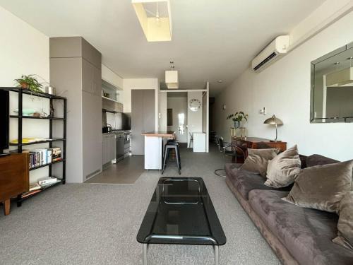 Explore Melbourne from this Chic 1BR in Windsor