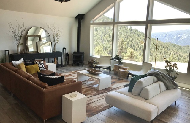 Explore this Mountain Getaway in National Forest. Refresh and Relax.