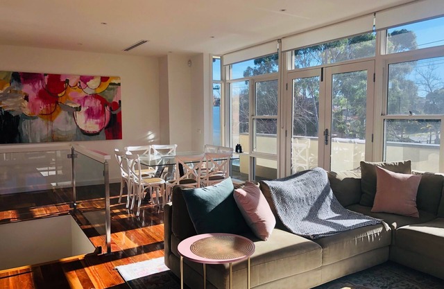 Exquisite 4 Bedroom Town House facing a Park, Open Plan Living, Close to Private Schools/Hospitals, Universities, Restaurants, Bars, Cafes, and Shopping Centres.