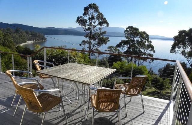 Exquisite Coastal Retreat: Waterfront Coningham Oasis near Bruny & Hobart