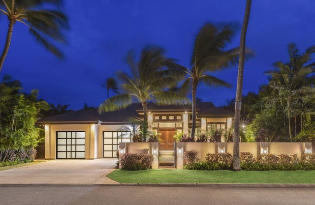Exquisite home, pool, spa near Kahala Beach!