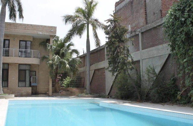 Exquisite Villa: 4 BR with Huge Pool, Gardens, Indoor Fireplacenn