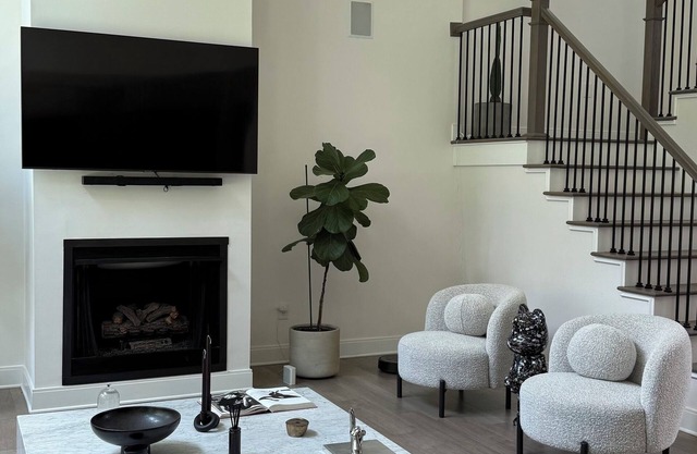 Exquisitely Decorated Spacious 4-bedroom Home close to Airport