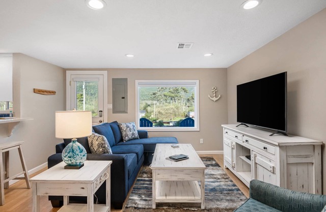 Exquisitely Maintained Cottage Inside and Out, Open Layout, One Block to Beach, *Pet Friendly*