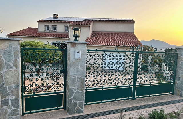 F3 in a charming villa in a quiet location shared swimming pool panoramic sea and mountain view
