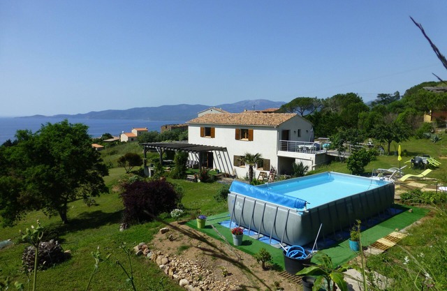 F3 of 80m ², swimming pool with sight on sea and mountains Arrival possible during the week
