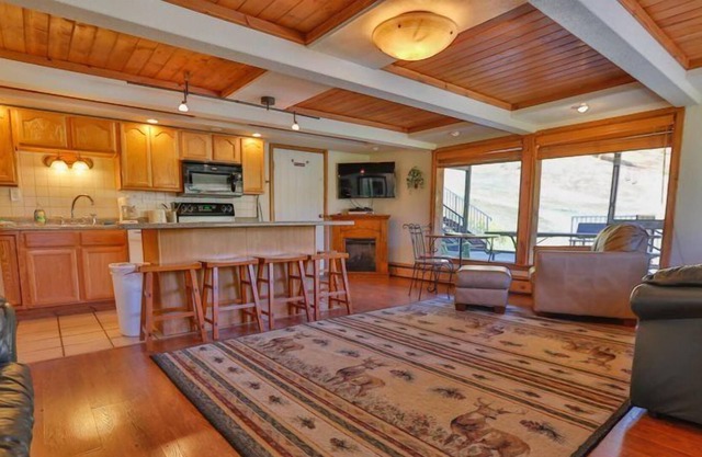 F9: This spacious one bedroom condo which includes a fireplace is only steps from the slopes.